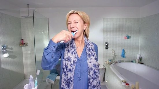 Dentek Gebits EHBO Kit. Met Noodvulling, Tandbewaarbox En Anti- Kiespijn Vloeistof. Ook Voor Verloren Kronen, Vullingen, Kiespijn En Gaatjes 2 Dentek Gebits EHBO Kit. Met Noodvulling, Tandbewaarbox En Anti- Kiespijn Vloeistof. Ook Voor Verloren Kronen, Vullingen, Kiespijn En Gaatjes - Afbeelding 2